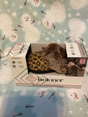 Isotoner Memory Foam Women’s Slippers-Leopard Print